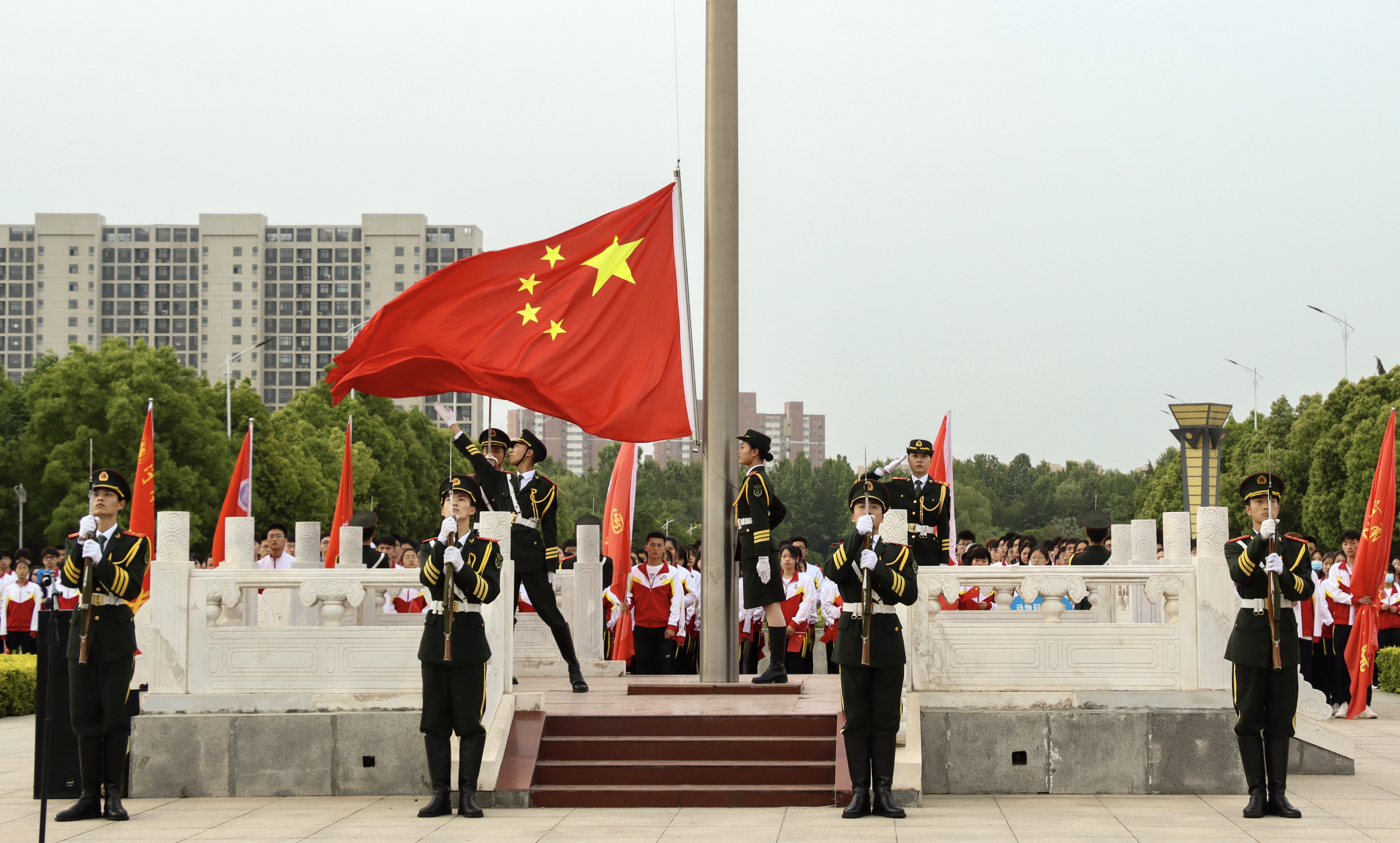 学校举行2021年五四升国旗仪式