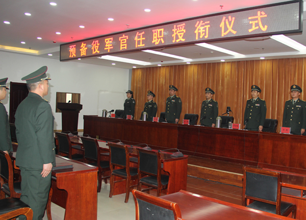 校新闻中心讯2月26日,河南陆军预备役高炮师举行预任军官授衔仪式