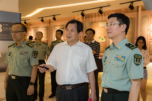 解放军外国语学院院长孟繁浩我校校长孔留安看望慰问军训教官和2016级