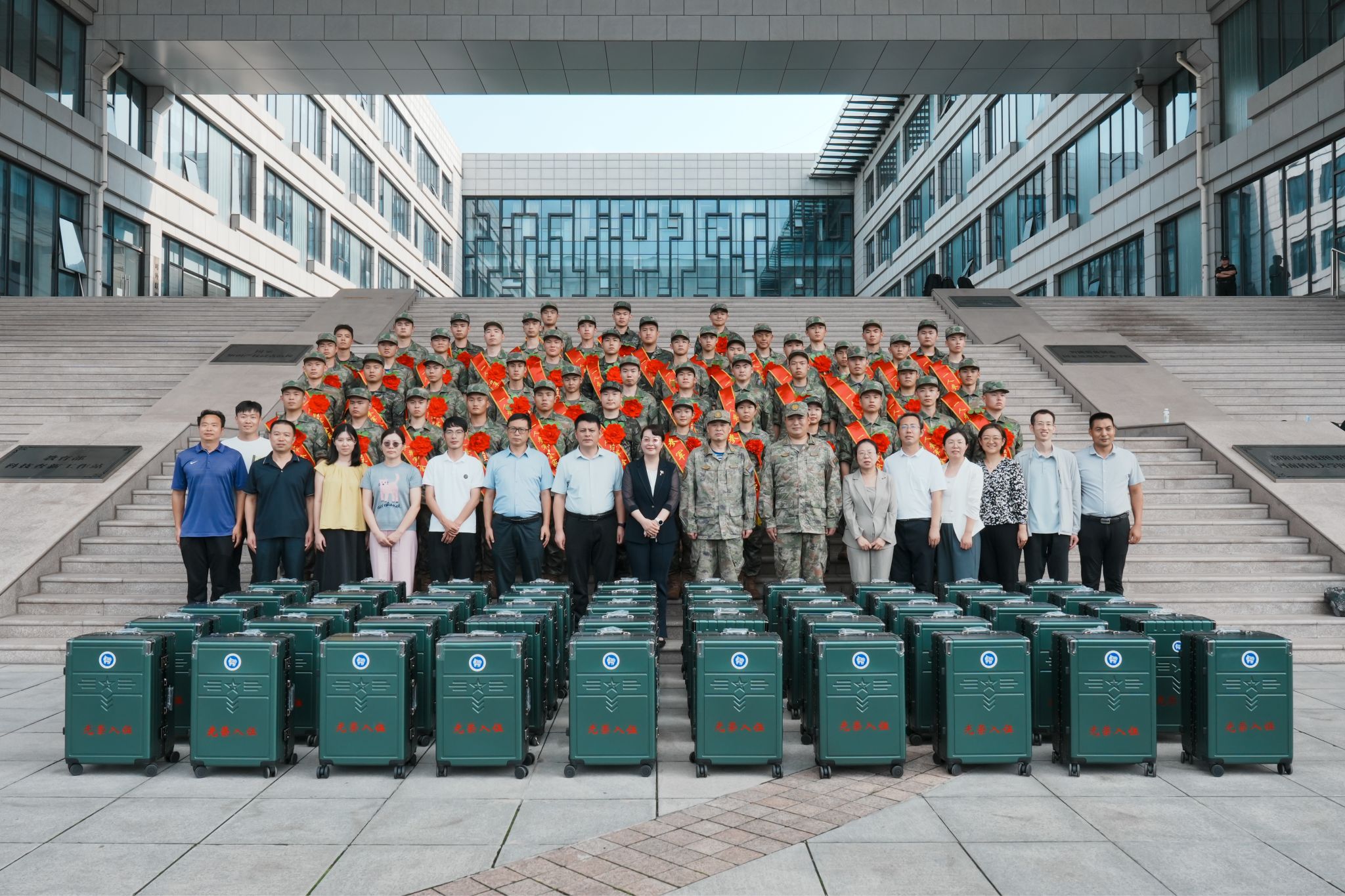 【鼎才·师生风采】我校热烈欢送大学生光荣入伍