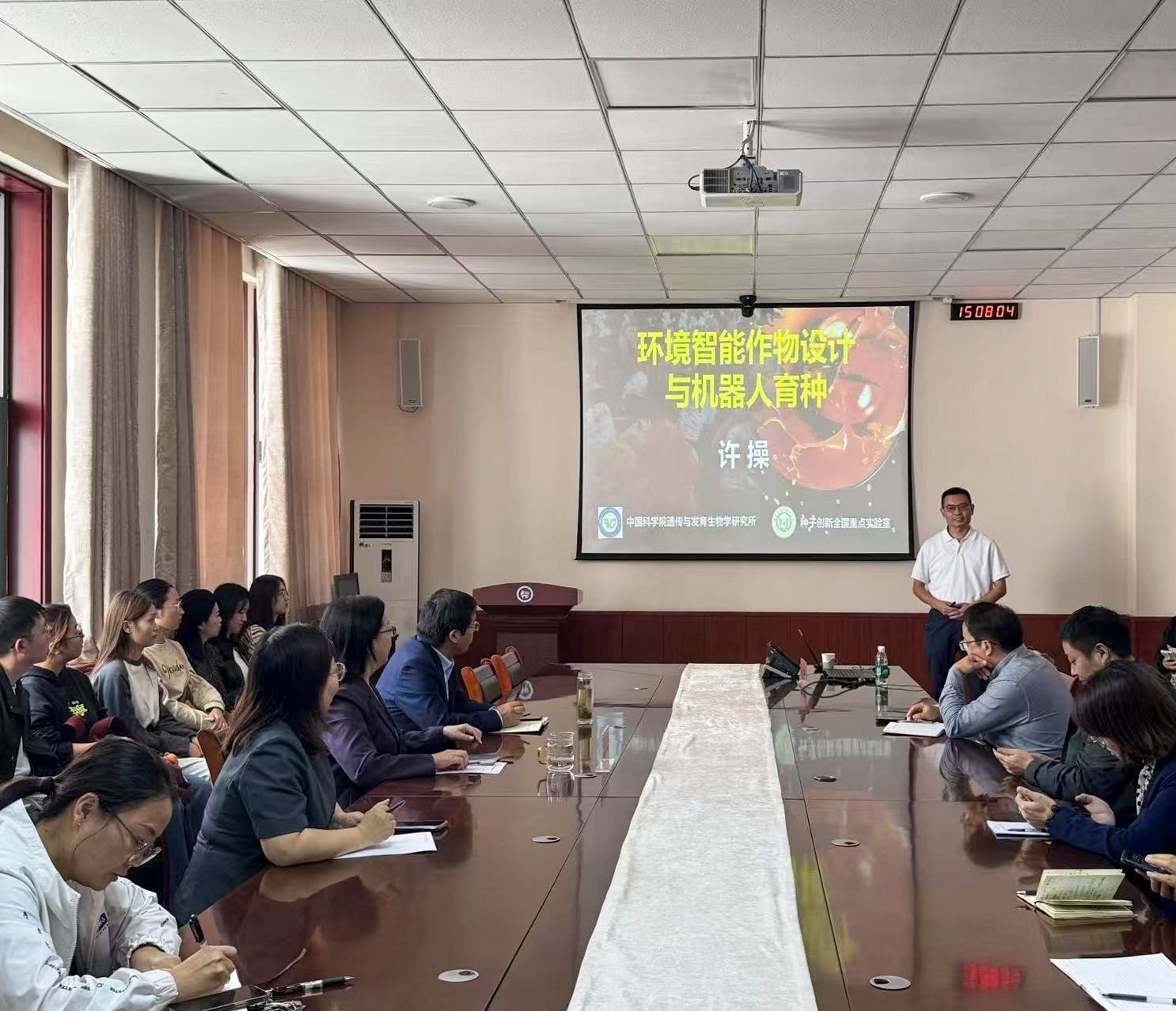 中国科学院遗传与发育生物学研究所许操研究员应邀为我校师生作学术报告