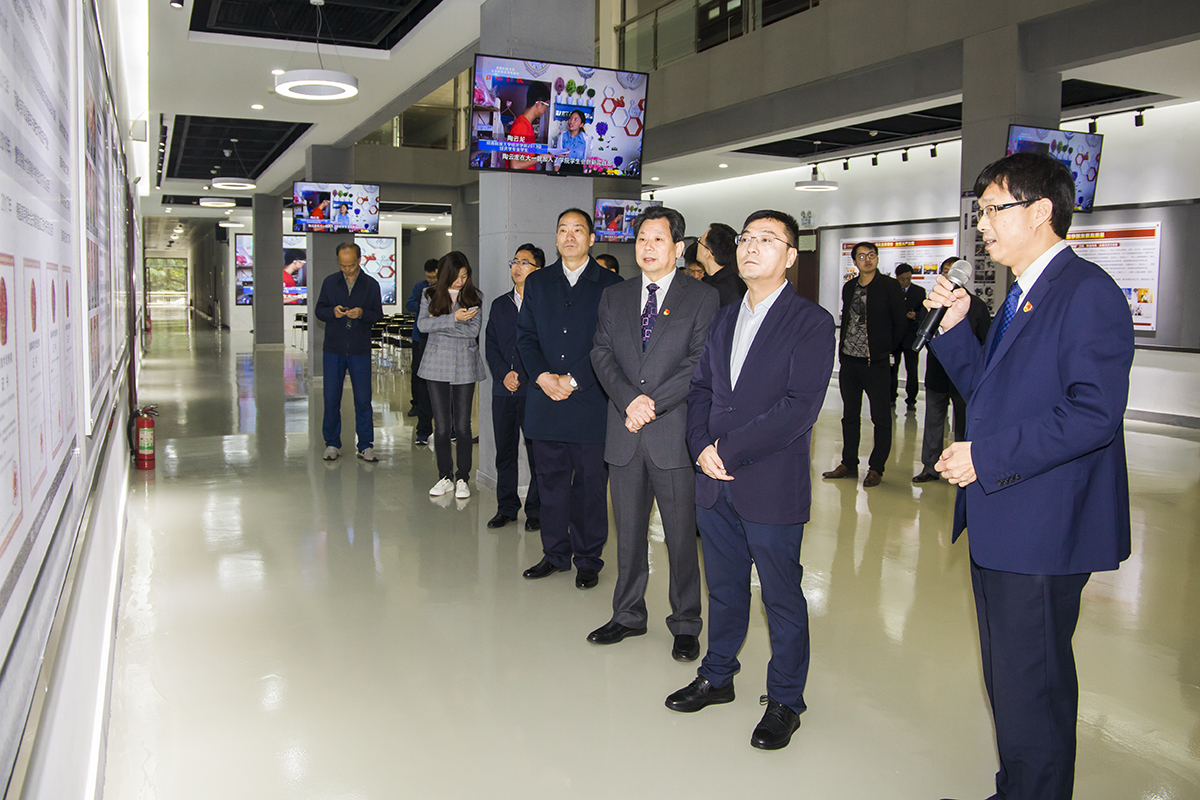 洛阳市政府副秘书长孙毅辉,洛阳市发改委主任张伊民,我校校长孔留安