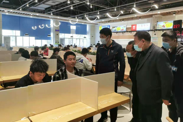 校领导深入一线督导检查疫情防控工作