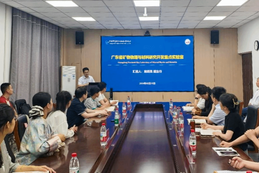 中国科学院广州地球化学研究所梁晓亮研究员应邀为我校师生作学术报告
