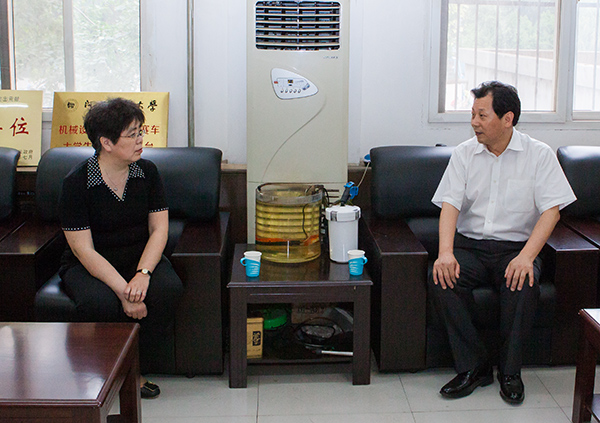 校长孔留安看望教学名师王军教授并参观大学生河洛风赛车队