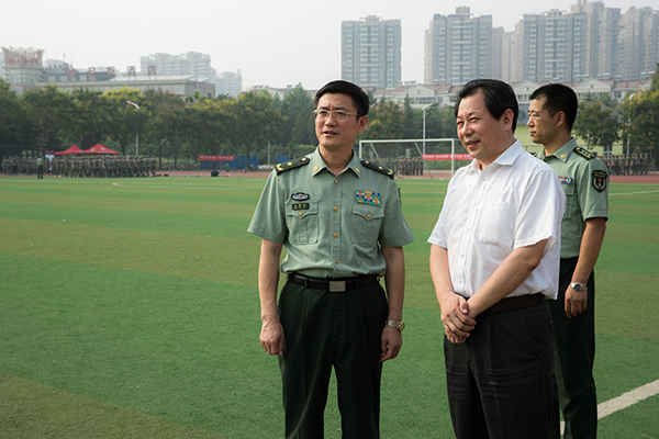 解放军外国语学院院长孟繁浩我校校长孔留安看望慰问军训教官和2016级