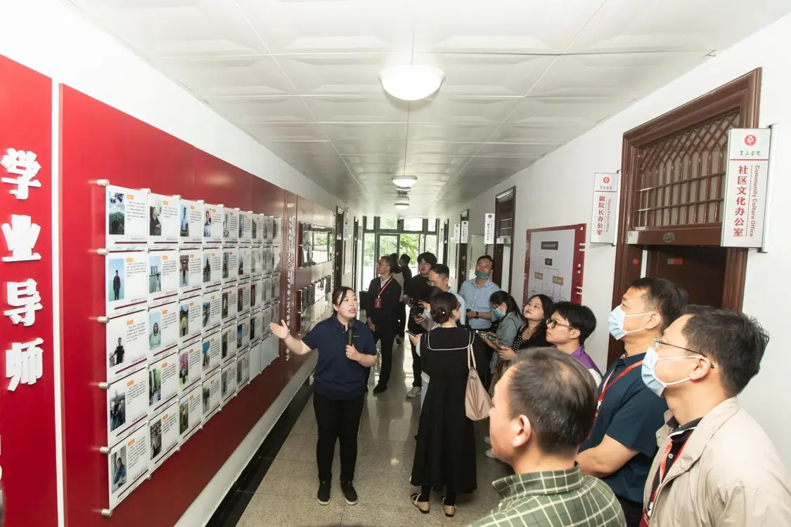 参会人员在河南科技大学丽正书院观摩交流 参会人员在河南科技大学丽正书院观摩交流